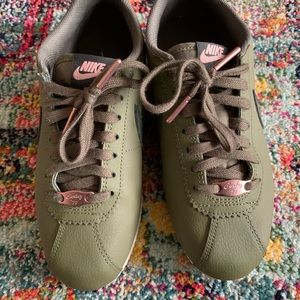 women's hunter green nike shoes